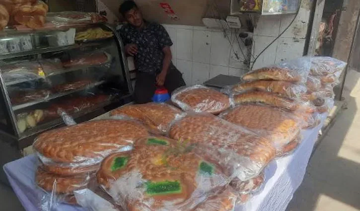 ‘শবে বরাতে পুরান ঢাকায় বাহারি হালুয়া-রুটির পসরা