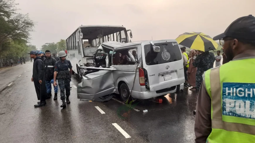 মোংলা- খুলনা মহাসড়কে ভয়াবহ দুর্ঘটনা:  নিহতের সংখ্যা বেড়ে ১৩