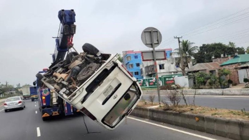 শেরপুরে মাইক্রোবাসে গ্যাস সিলিন্ডার বিস্ফোরণ : নিহত ৩, আহত ৯