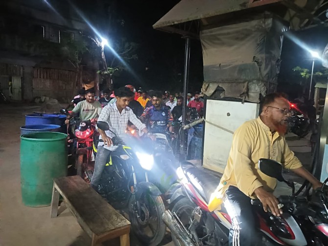 মনিরামপুরের পাম্প-ডিপো মালিকদের কারসাজিতে কৃত্রিম জ্বালানি তেল সংকট, ভোগান্তিতে যানবাহন মালিকরা