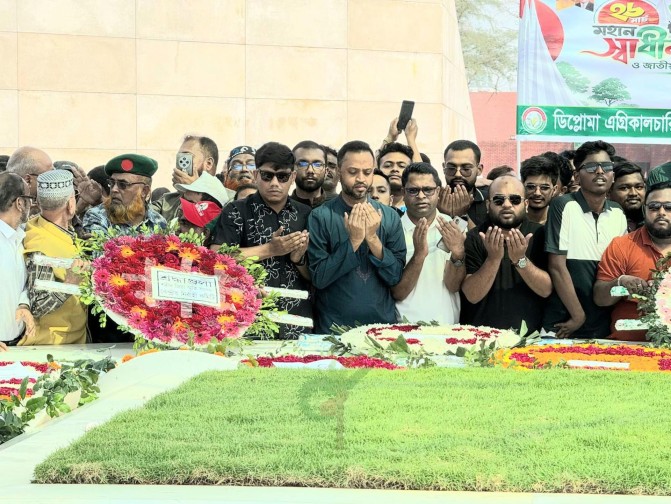 স্বাধীনতা দিবসে জিয়াউর রহমান ও খালেদা জিয়ার সমাধিতে কৃষিবিদ ও শেকৃবি ছাত্রদলের শ্রদ্ধাঞ্জলি