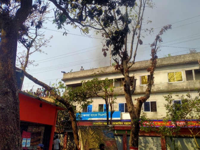 যশোর কেশবপুরে জনতা ব্যাংক ভবনে আগুন