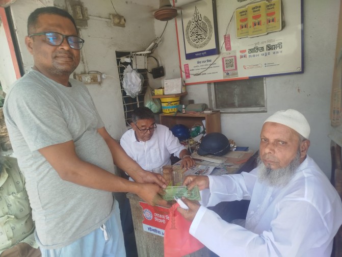 কুড়িয়ে পাওয়া টাকার ব্যাগ ফেরত দিলেন যশোরের ব্যবসায়ী:সততার দৃষ্টান্ত