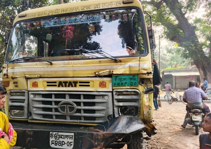 শার্শার উলশীতে কাভার্ড ভ্যান-মোটরসাইকেল সংঘর্ষে নিহত ২