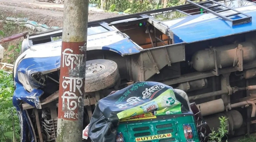 বাসের ধাক্কায় একই পরিবারের তিনজনসহ নিহত ৬