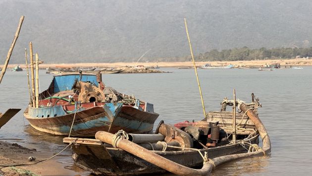 জাদুকাটা নদীর তীর কেটে অবৈধ বালু উত্তোলন, বদলে যাচ্ছে গতিপথ
